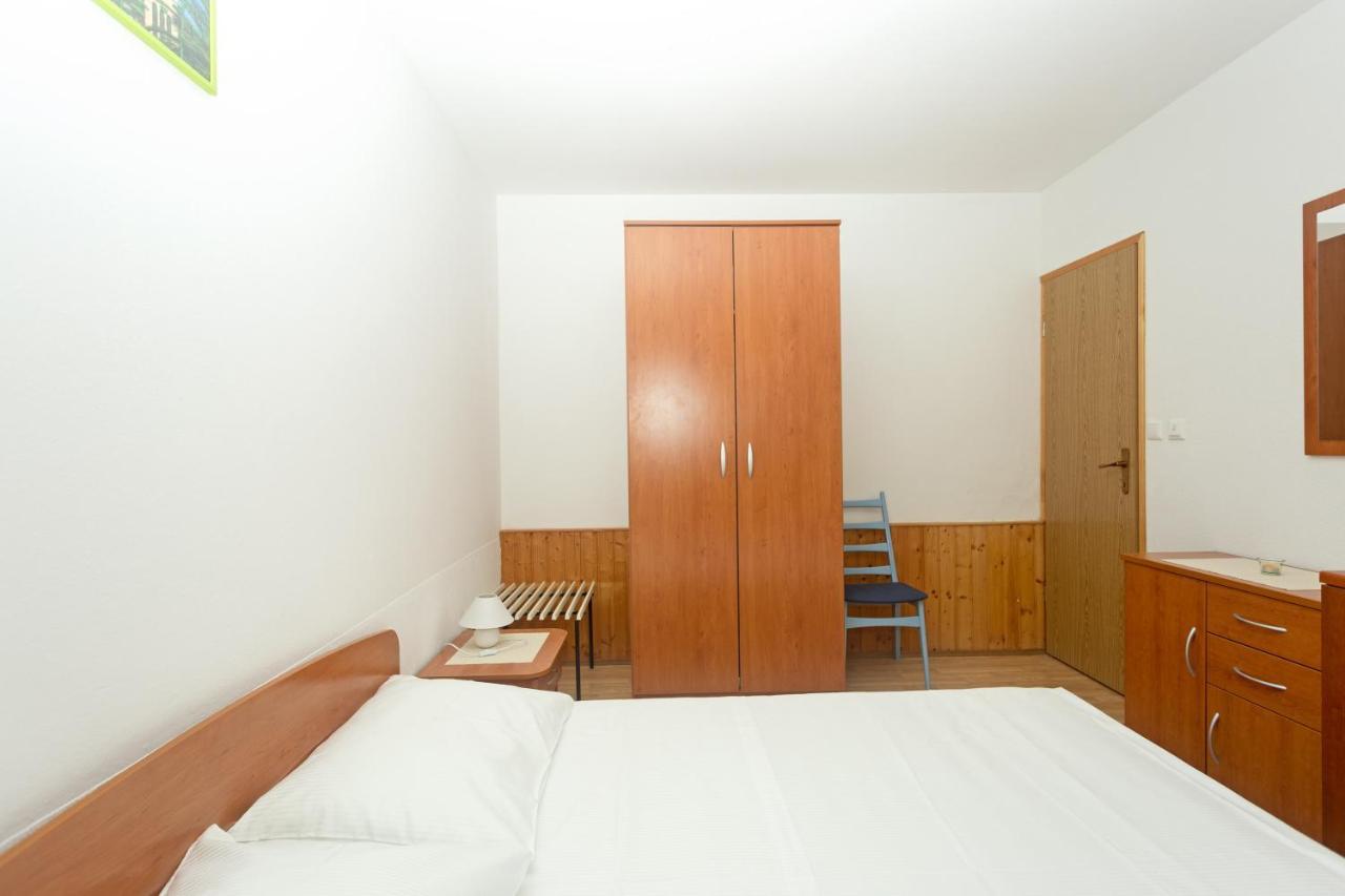 Apartments Julija ฮวาร์ ภายนอก รูปภาพ