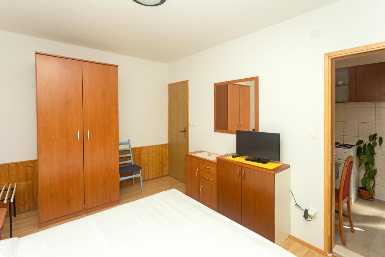 Apartments Julija ฮวาร์ ภายนอก รูปภาพ