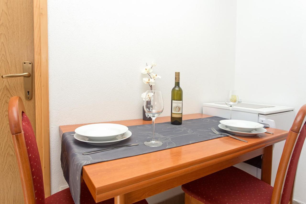 Apartments Julija ฮวาร์ ภายนอก รูปภาพ