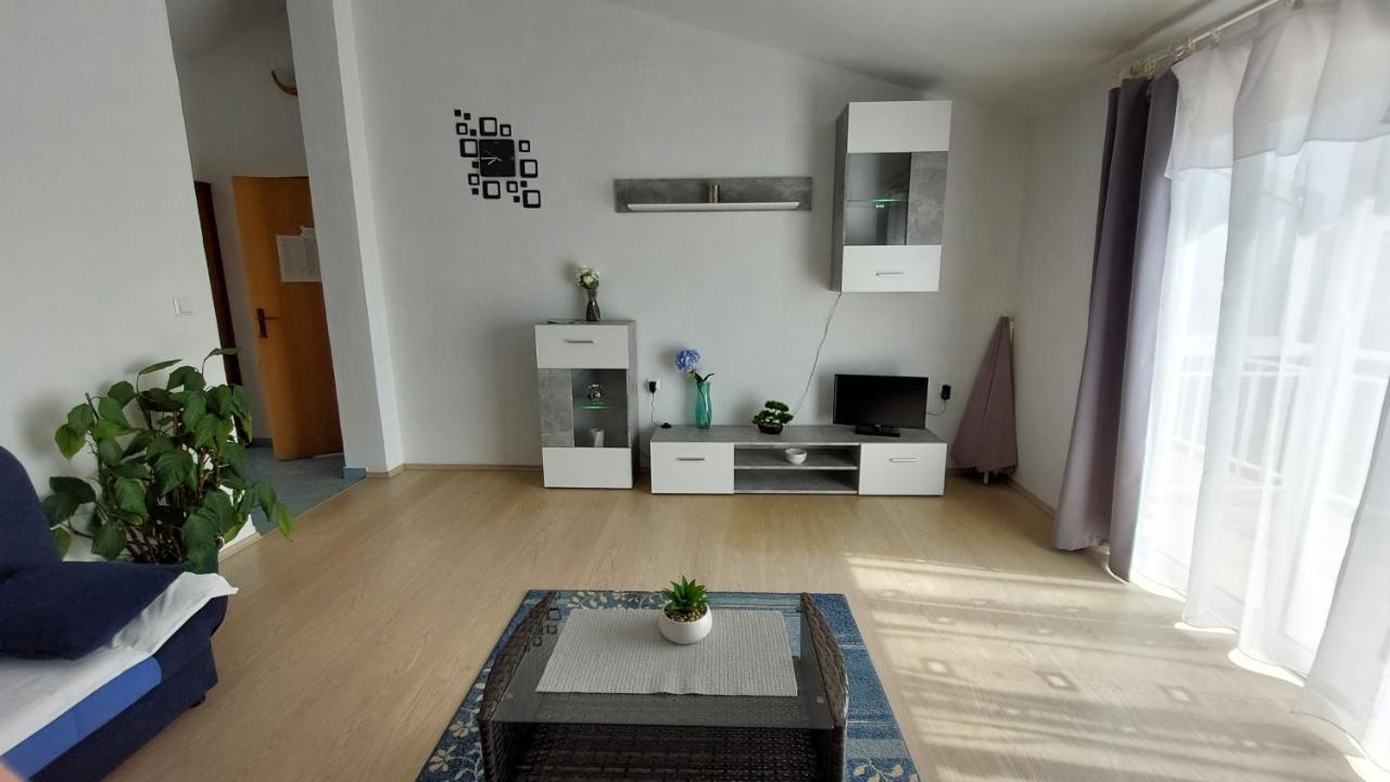 Apartments Julija ฮวาร์ ภายนอก รูปภาพ
