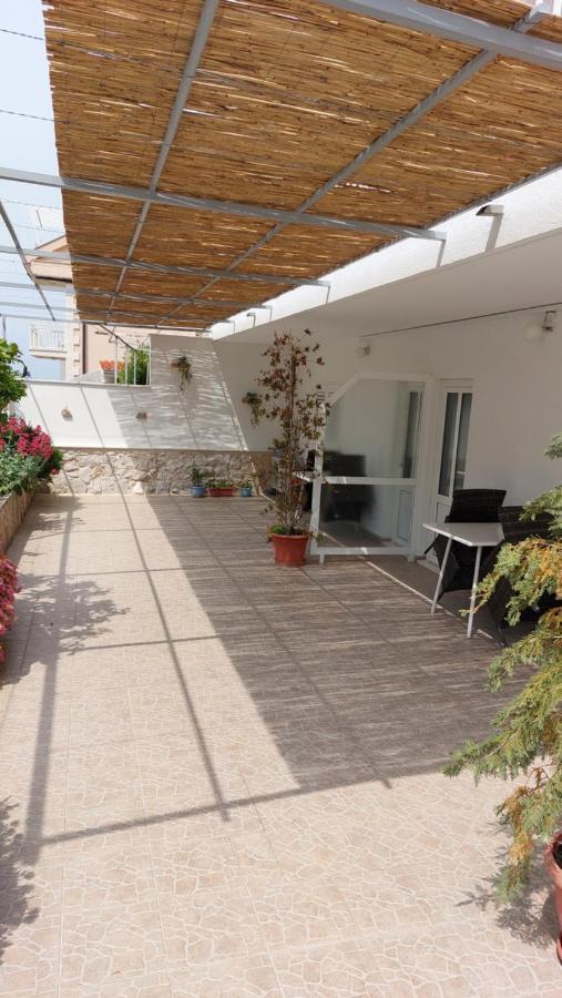 Apartments Julija ฮวาร์ ภายนอก รูปภาพ
