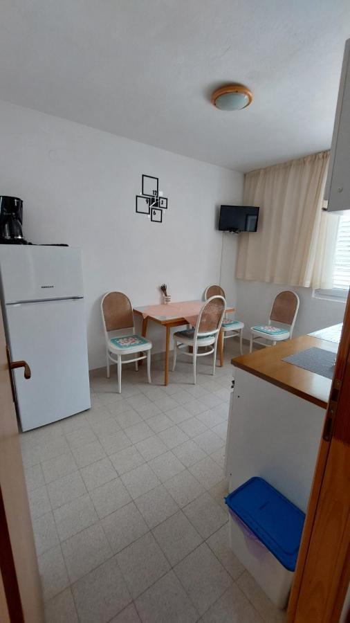 Apartments Julija ฮวาร์ ภายนอก รูปภาพ