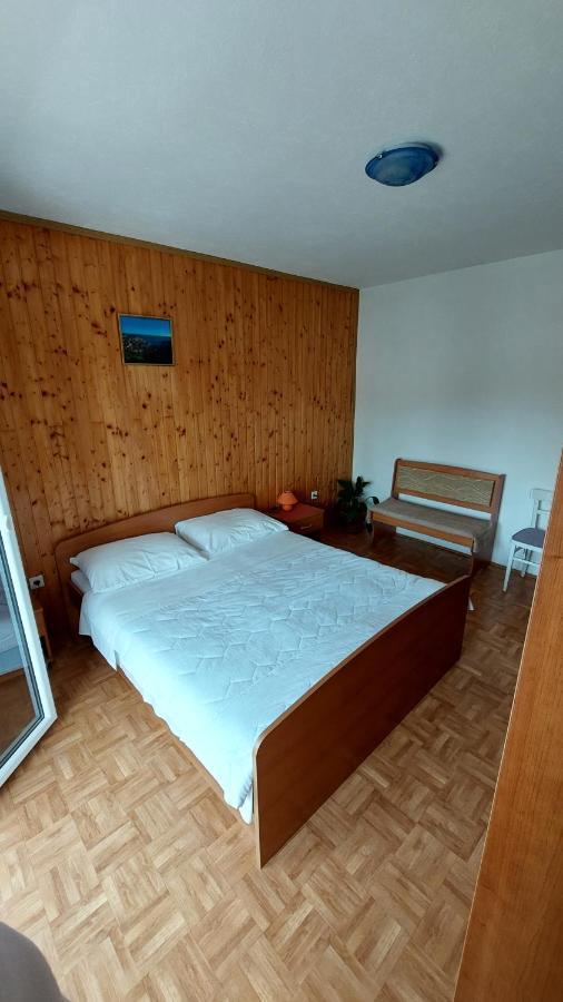 Apartments Julija ฮวาร์ ภายนอก รูปภาพ