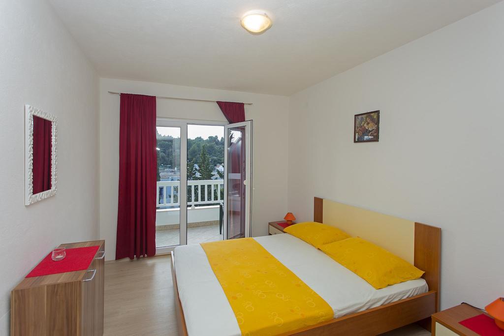 Apartments Julija ฮวาร์ ภายนอก รูปภาพ