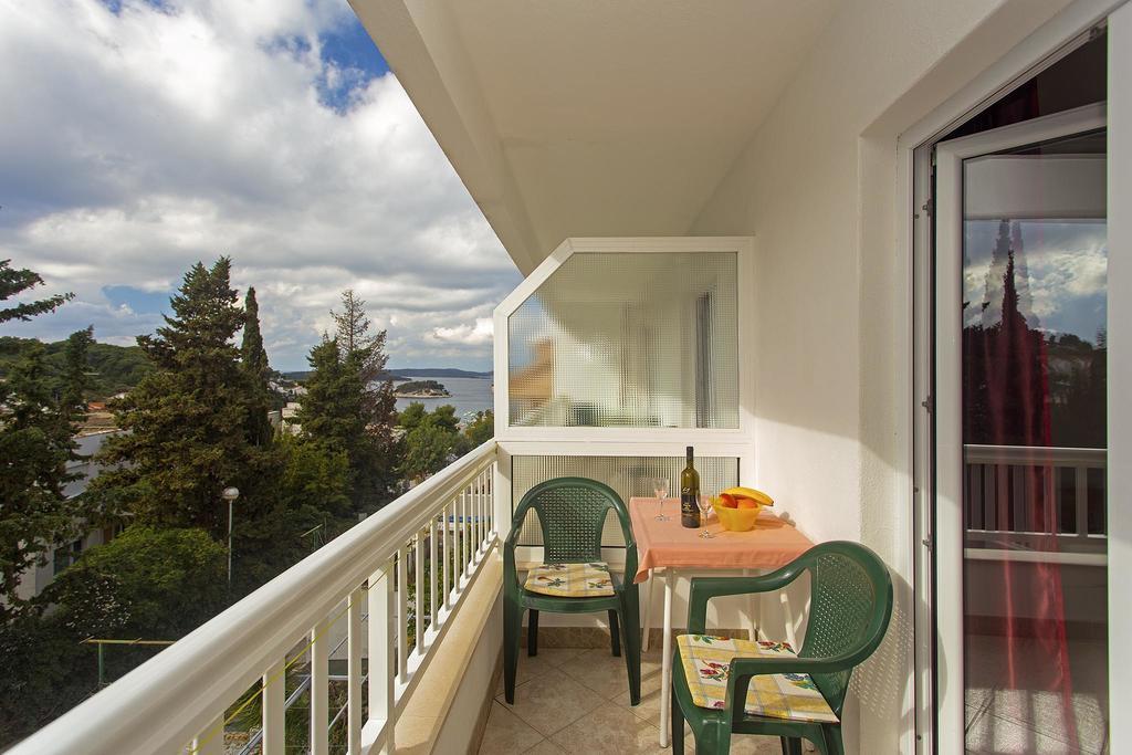 Apartments Julija ฮวาร์ ภายนอก รูปภาพ