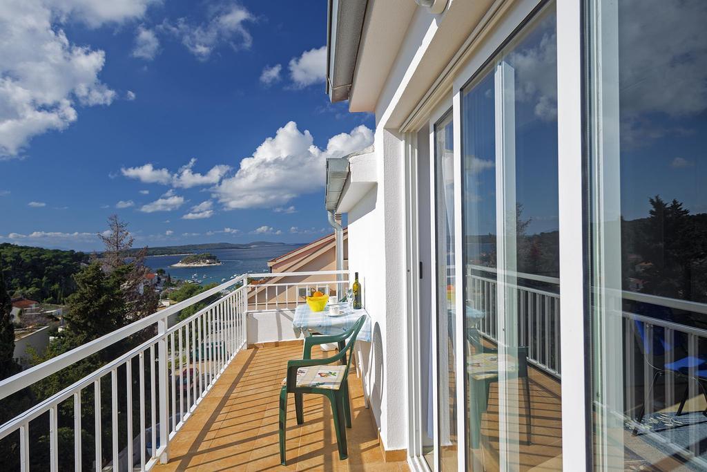 Apartments Julija ฮวาร์ ภายนอก รูปภาพ