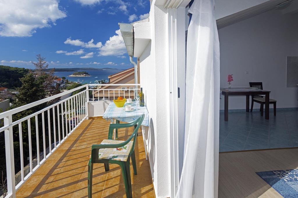 Apartments Julija ฮวาร์ ภายนอก รูปภาพ
