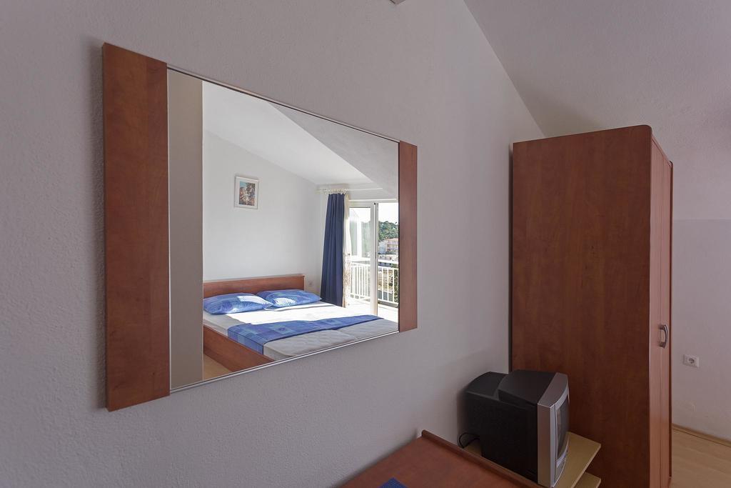 Apartments Julija ฮวาร์ ภายนอก รูปภาพ