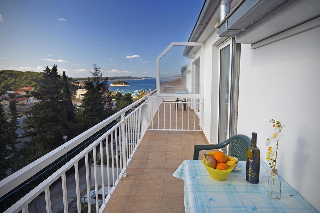 Apartments Julija ฮวาร์ ภายนอก รูปภาพ