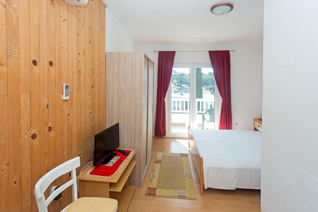 Apartments Julija ฮวาร์ ภายนอก รูปภาพ