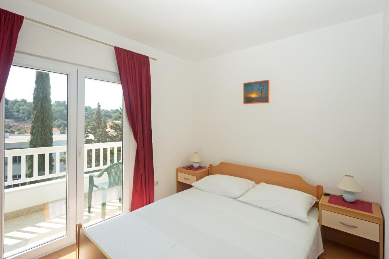 Apartments Julija ฮวาร์ ภายนอก รูปภาพ