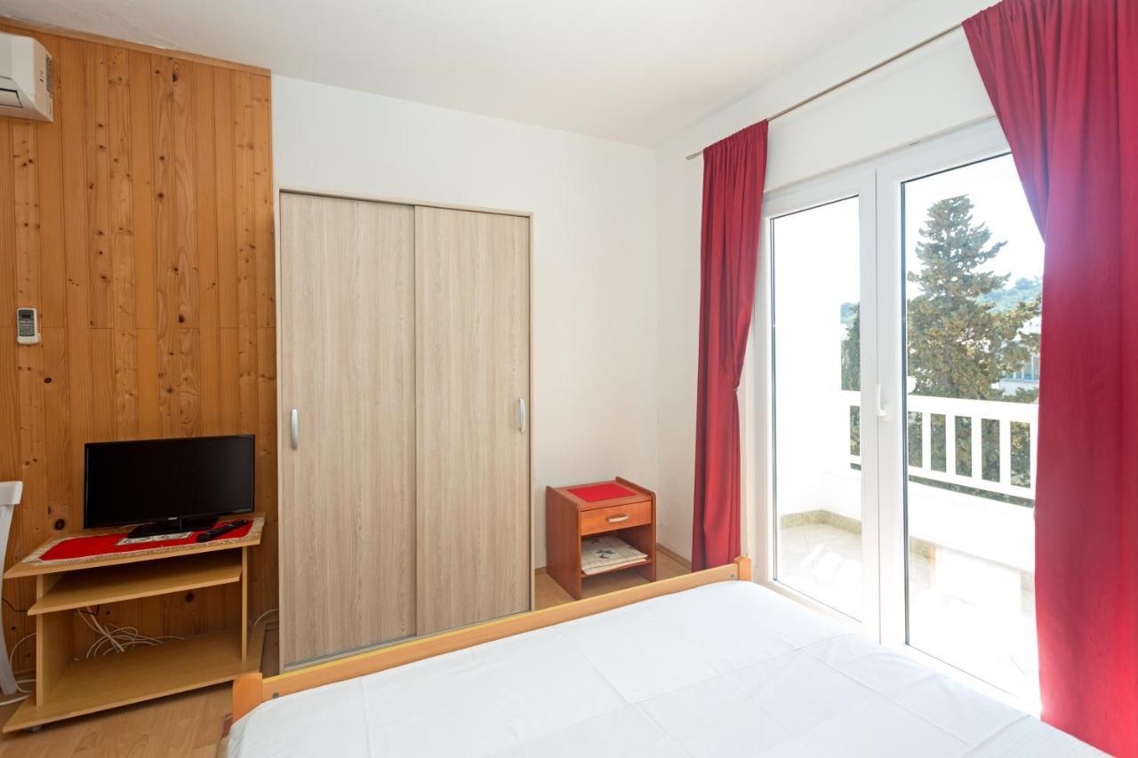 Apartments Julija ฮวาร์ ภายนอก รูปภาพ