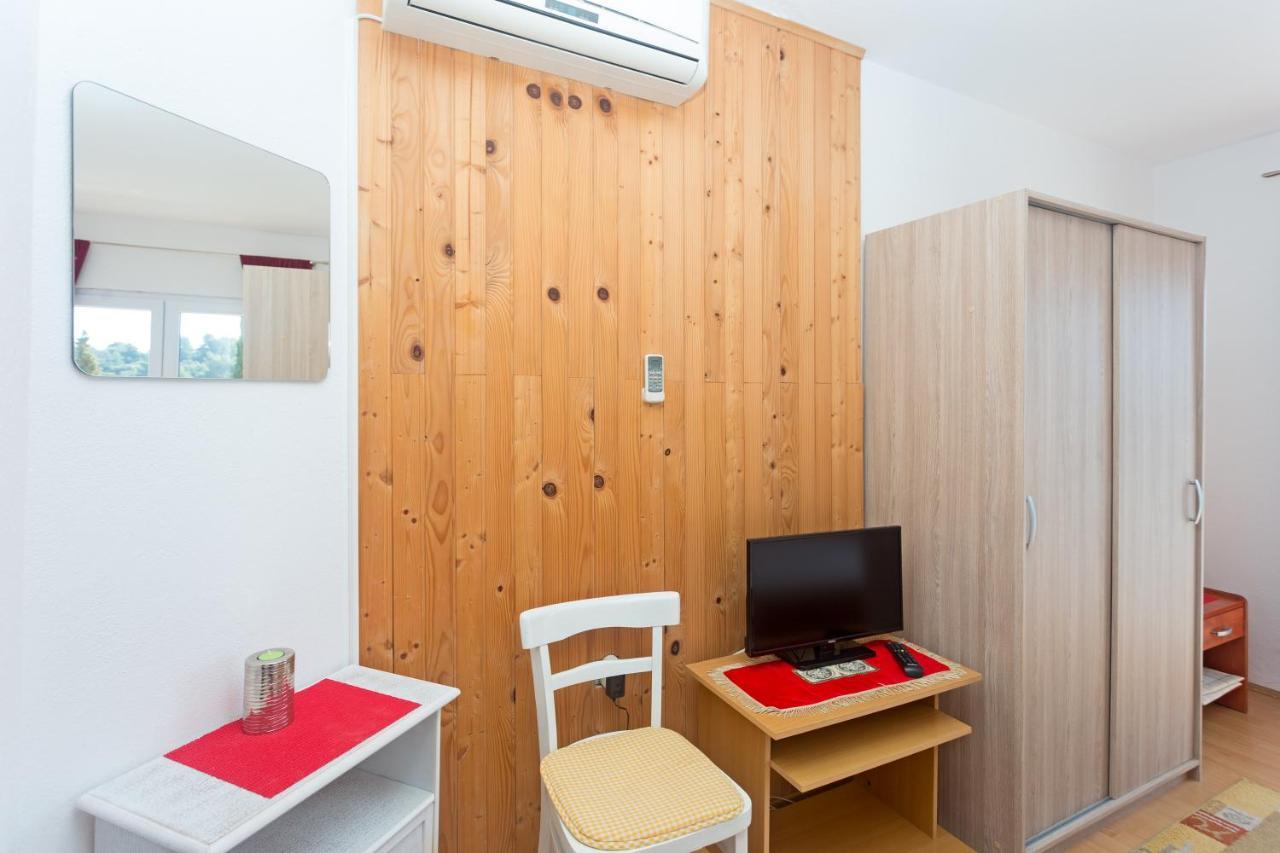 Apartments Julija ฮวาร์ ภายนอก รูปภาพ