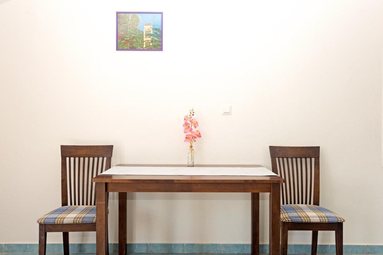 Apartments Julija ฮวาร์ ภายนอก รูปภาพ