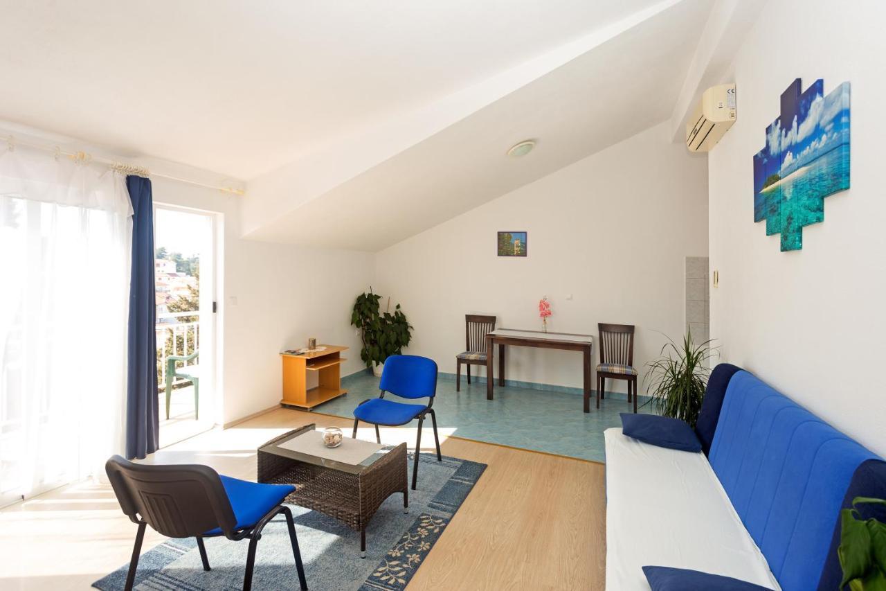 Apartments Julija ฮวาร์ ภายนอก รูปภาพ